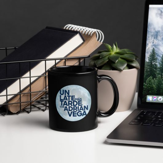 Taza negra brillante de Un Late más Tarde